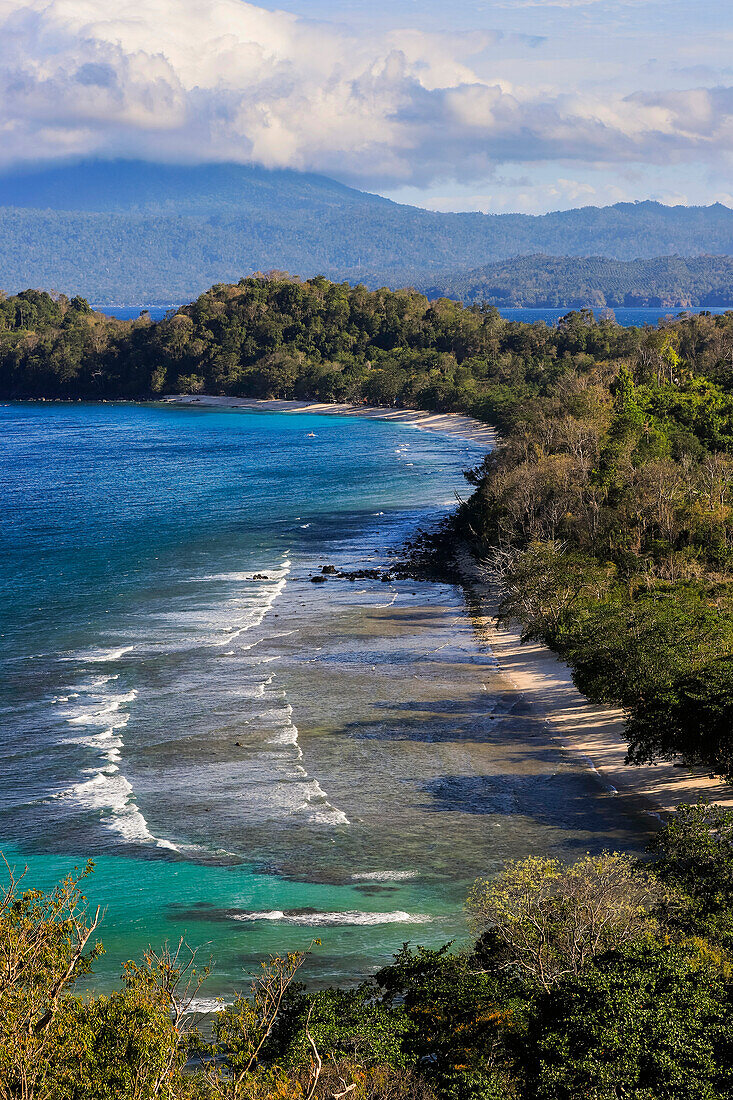 Blick nach Süden auf den Paal Beach und das Tangkoko-Naturreservat vom Pulisan Resort und dem Strand darunter, Pulisan, Minahasa-Hochland, Nordsulawesi, Indonesien, Südostasien, Asien