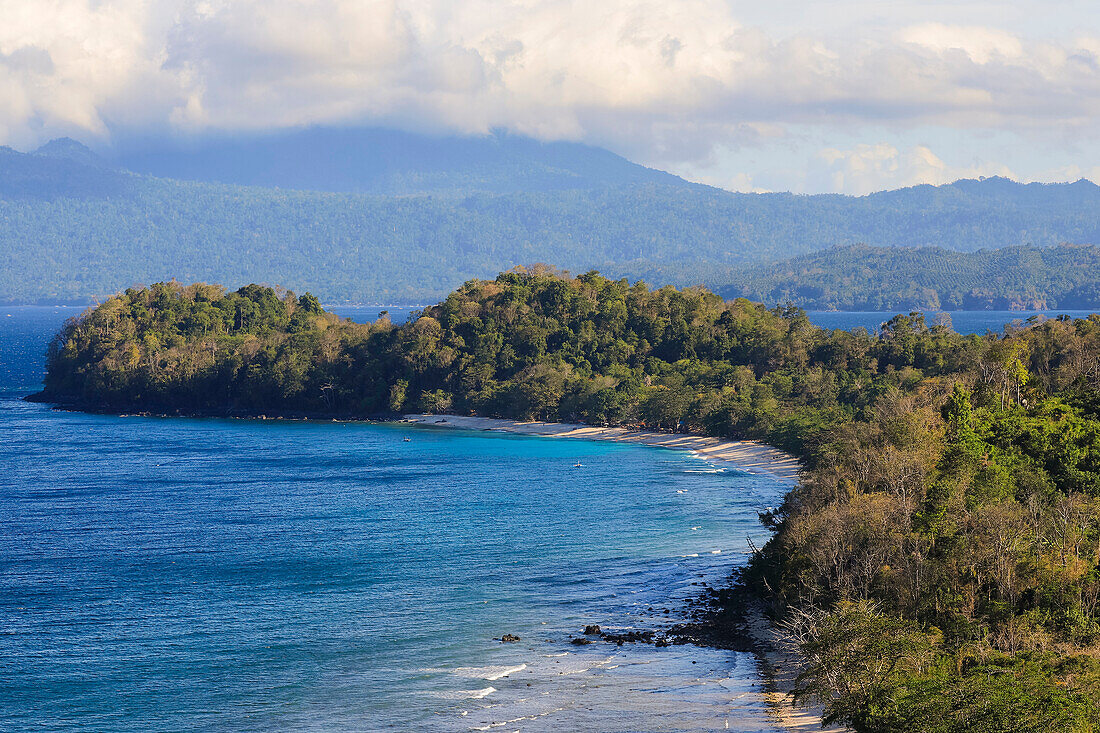 Blick von Pulisan nach Süden zum Paal-Strand und zur Landzunge mit dem Tangkoko-Nationalpark dahinter, Pulisan, Nördliches Minahasa-Hochland, Nordsulawesi, Indonesien, Südostasien, Asien