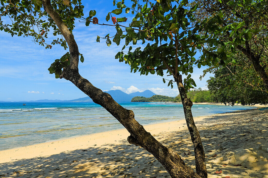 Blick vom Pulisan-Strand auf den Paal-Strand und die Landzunge, mit dem Berg Tangkoko und dem dahinter liegenden Naturschutzgebiet, Pulisan, Minahasa-Hochland, Nordsulawesi, Indonesien, Südostasien, Asien