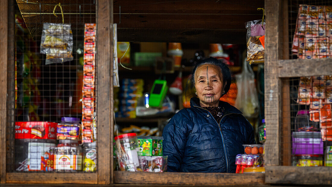 Apatani-Stamm, Frau mit Gesichtstätowierung, Ziro-Tal, Arunachal Pradesh, Indien, Asien