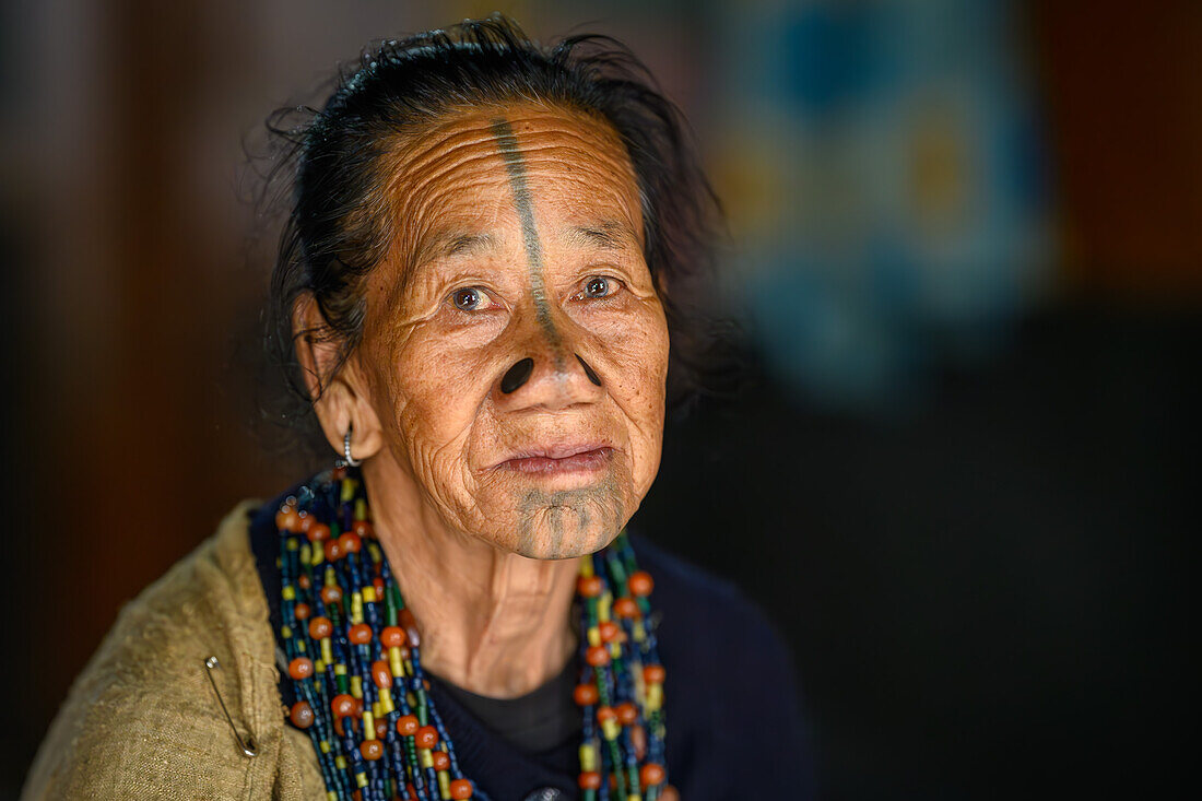 Porträt einer Frau mit Nasenpfropfen und Gesichtstätowierung, Apatani-Stamm, Ziro-Tal, Arunachal Pradesh, Indien, Asien