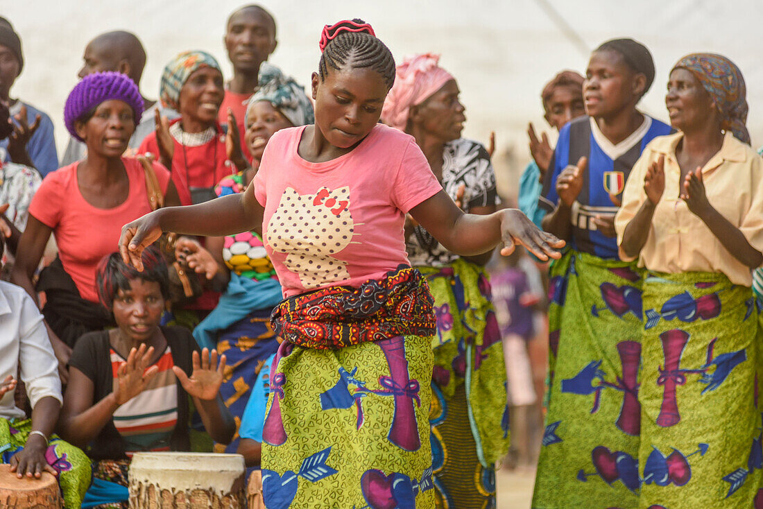 Tänzer und Feierlichkeiten zu Beginn der Ukusefya Pa Ng'wena-Zeremonie, Kasama, Sambia, Afrika