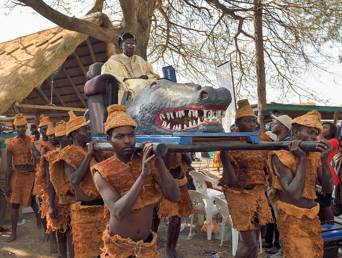 Paramount Chief Chitimukulu bei seiner Ankunft zu Beginn der Ukusefya Pa Ng'wena-Zeremonie auf seinem Krokodilsstuhl, Kasama, Sambia, Afrika