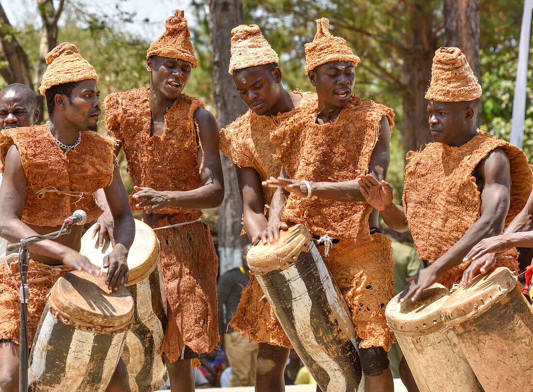 Traditionelle Kleidung der Trommler aus Wurzeln, Ukusefya pa Ng'wena, eine Zeremonie, die jedes Jahr im August von den Bemba abgehalten wird, um von ihrer Reise von Angola nach Sambia zu berichten, Bemba-Volk von Paramount Chief Chitimukulu, Kasama, Sambia, Afrika. Die traditionelle Kleidung der Trommler ist aus Wurzeln gefertigt.