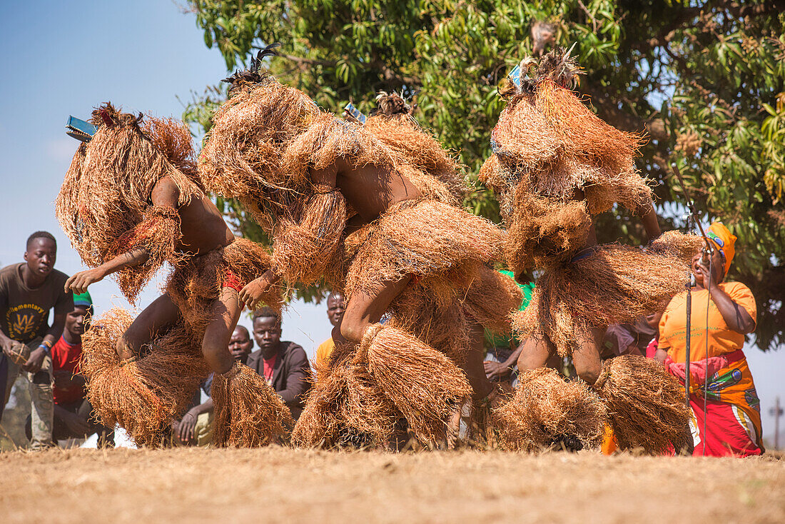 Maskentänzer, Die traditionelle Kulamba-Zeremonie des Chewa-Volkes aus Sambia, Mosambik und Malawi, die jährlich am letzten Samstag im August zu Ehren ihres Häuptlings Kalonga Gaia Uni in der Nähe von Katete, Ostprovinz, Sambia, Afrika, stattfindet