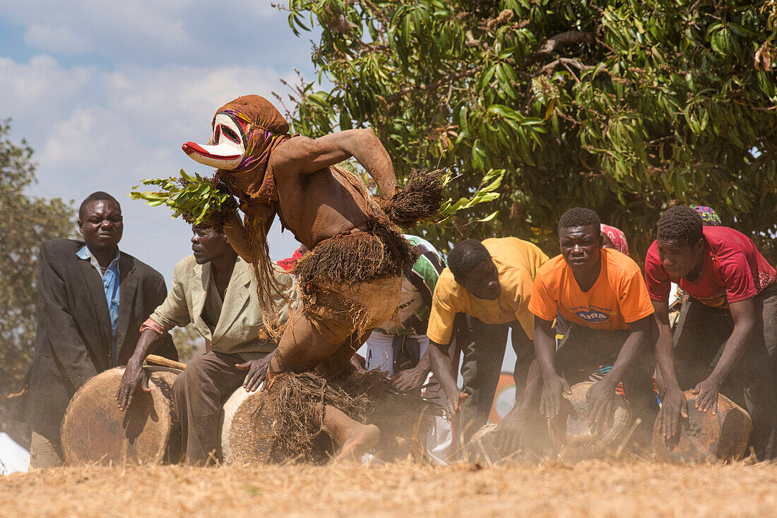 Maskentänzer und Trommler, Traditionelle Kulamba-Zeremonie des Chewa-Volkes aus Sambia, Mosambik und Malawi, die jährlich am letzten Samstag im August zu Ehren ihres Häuptlings Kalonga Gaia Uni in der Nähe von Katete, Ostprovinz, Sambia, Afrika, stattfindet