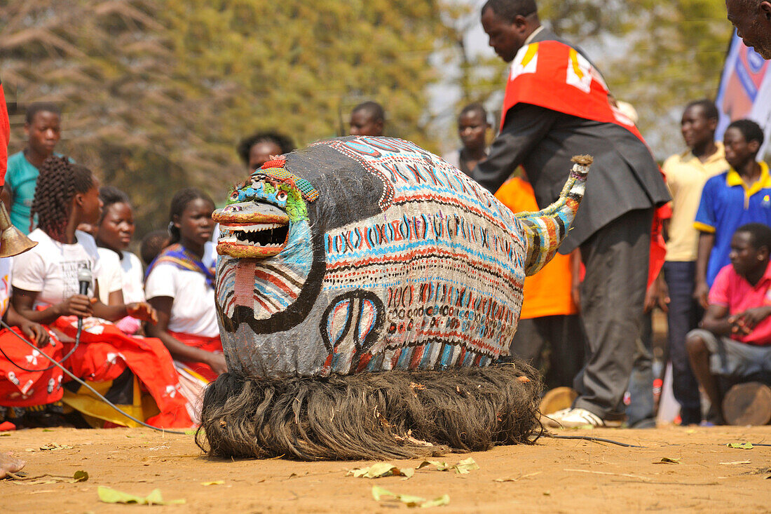 Die traditionelle Kulamba-Zeremonie des Chewa-Volkes aus Sambia, Mosambik und Malawi, die jedes Jahr am letzten Samstag im August zu Ehren ihres Häuptlings Kalonga Gaia Uni in der Nähe von Katete, Ostprovinz, Sambia, Afrika, stattfindet