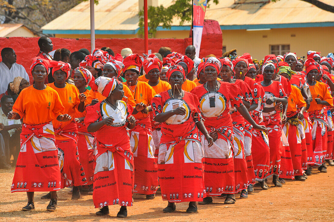 Traditionelle Kulamba-Zeremonie des Chewa-Volkes aus Sambia, Mosambik und Malawi, die jedes Jahr am letzten Samstag im August zu Ehren ihres Häuptlings Kalonga Gaia Uni in der Nähe von Katete, Ostprovinz, Sambia, Afrika, stattfindet