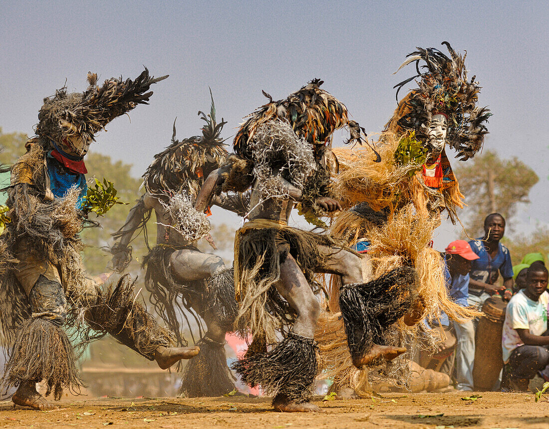 Maskentänzer, Die traditionelle Kulamba-Zeremonie des Chewa-Volkes aus Sambia, Mosambik und Malawi, die jährlich am letzten Samstag im August zu Ehren ihres Häuptlings Kalonga Gaia Uni in der Nähe von Katete, Ostprovinz, Sambia, Afrika, stattfindet