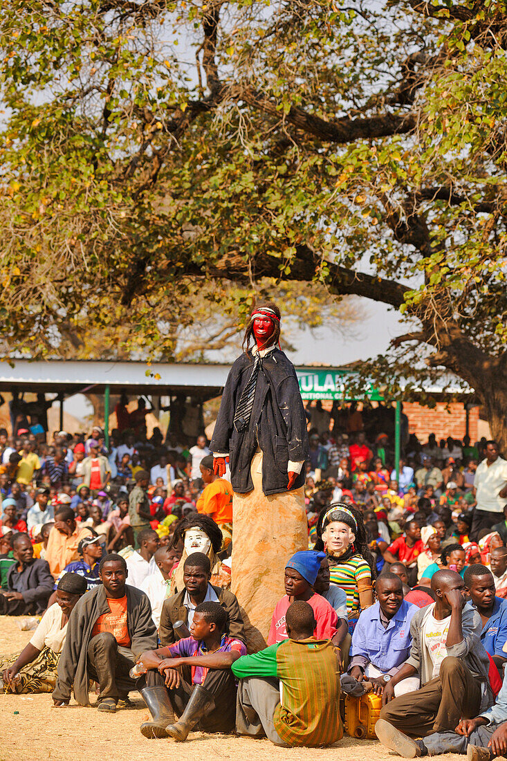 Maskierter Stelzenläufer, Die traditionelle Kulamba-Zeremonie des Chewa-Volkes aus Sambia, Mosambik und Malawi, die jährlich am letzten Samstag im August zu Ehren ihres Häuptlings Kalonga Gaia Uni in der Nähe von Katete, Ostprovinz, Sambia, Afrika, stattfindet