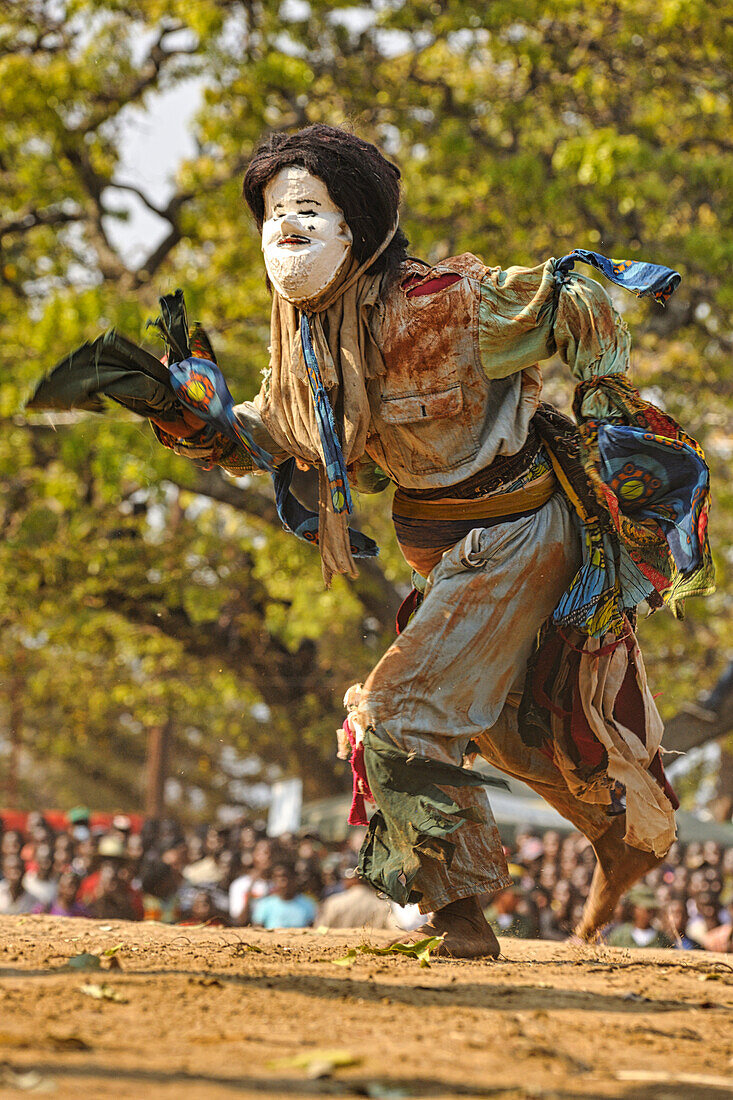 Maskentänzerin, Die traditionelle Kulamba-Zeremonie des Chewa-Volkes aus Sambia, Mosambik und Malawi, die jährlich am letzten Samstag im August zu Ehren ihres Häuptlings Kalonga Gaia Uni in der Nähe von Katete, Ostprovinz, Sambia, Afrika, stattfindet