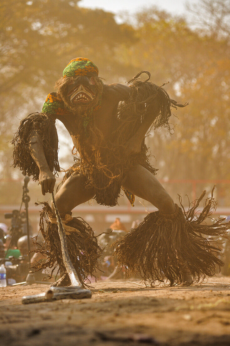 Maskentänzerin, Die traditionelle Kulamba-Zeremonie des Chewa-Volkes aus Sambia, Mosambik und Malawi, die jährlich am letzten Samstag im August zu Ehren ihres Häuptlings Kalonga Gaia Uni in der Nähe von Katete, Ostprovinz, Sambia, Afrika, stattfindet