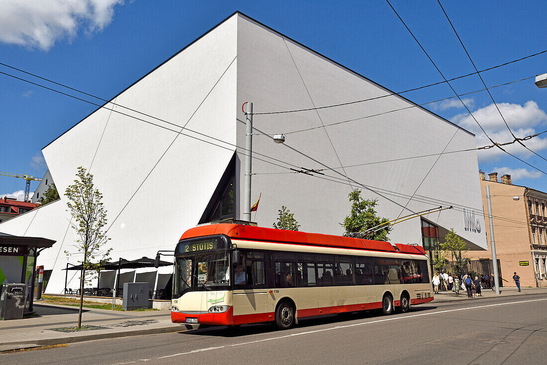 Straßenbahn vor dem MO Museum, entworfen von Studio Libeskind, MO Museum, Museum für moderne Kunst, Pylimo Straße 17, Vilnius, Litauen, Europa