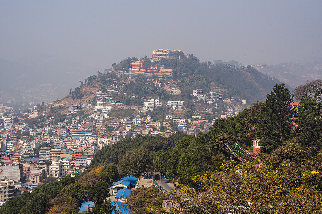 Blick über die Hügel von Kathmandu mit dem Tergar Osel Ling-Kloster, Kathmandu, Nepal, Asien