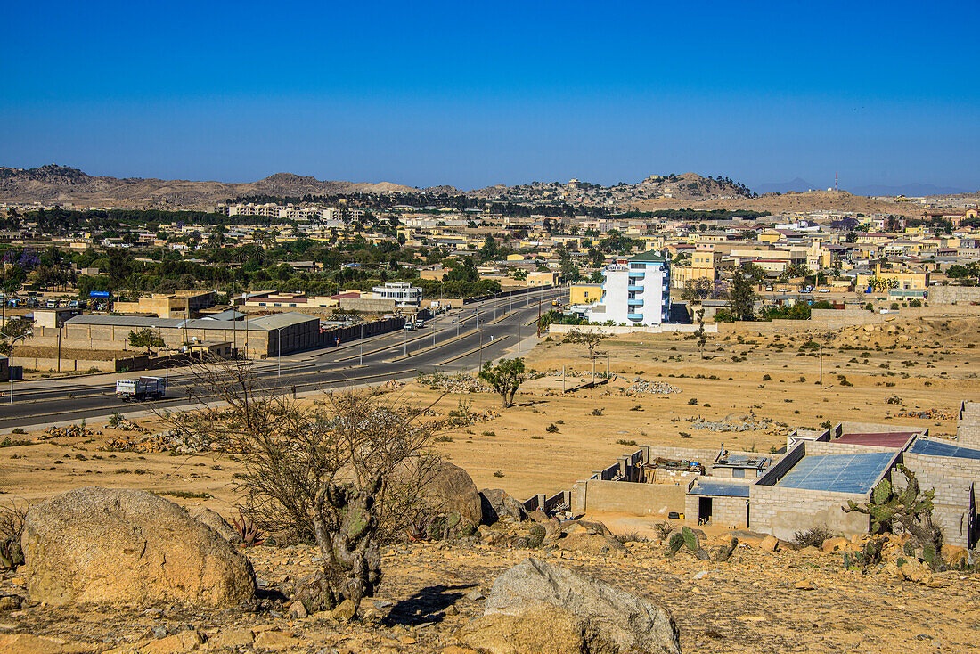 Blick über die Stadt Dekemhare an der Straße von Asmara nach Qohaito, Eritrea, Afrika