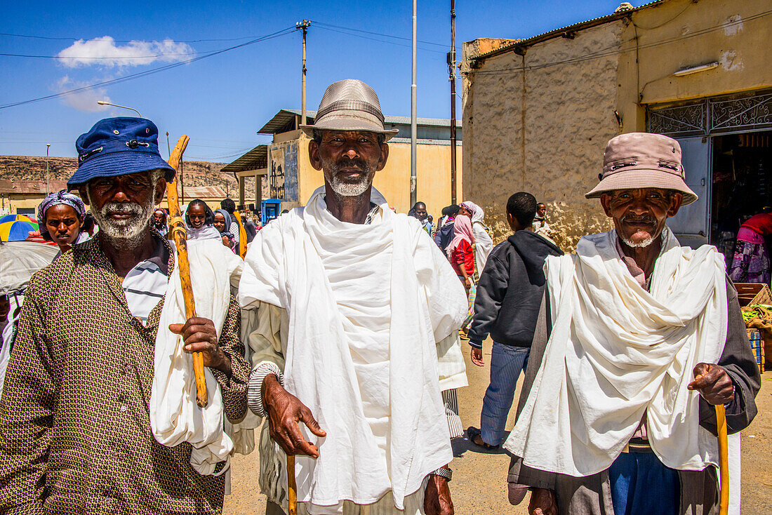 Traditionell gekleidete Männer auf dem Markt von Adi Keyh, Eritrea, Afrika