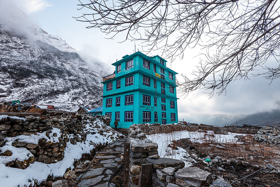 Farbenfrohe türkisfarbene Hütte im Dorf Lang Tang, Lang Tang Trek, Himalaya, Nepal, Asien