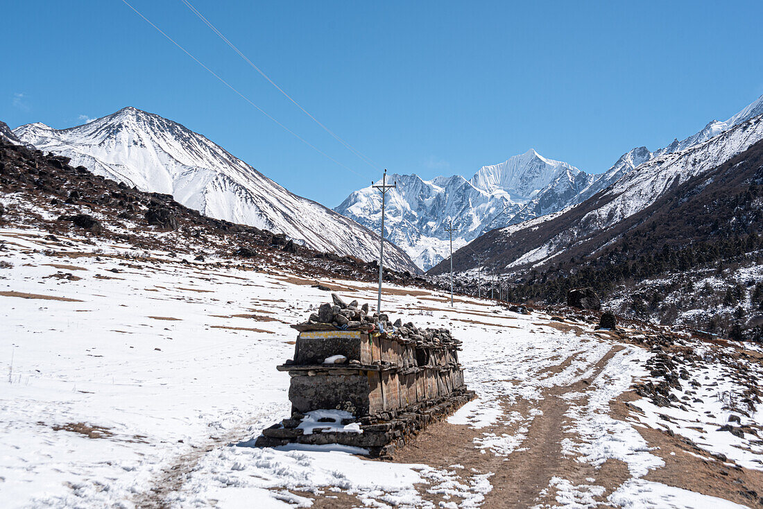 Schneebedecktes Hochtal auf dem Lang Tang Valley Trek, Himalaya, Nepal, Asien