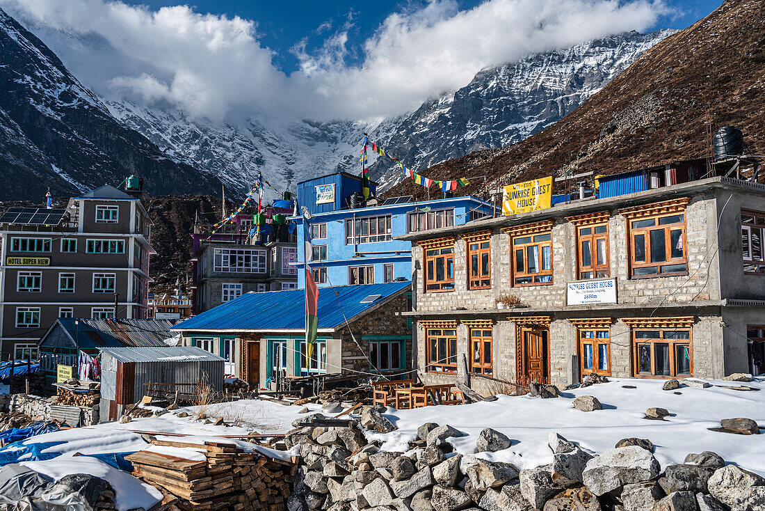 Farbenfrohe Häuser der Stadt Kyanjin Gompa, Lang Tang Valley Trek, Himalaya, Nepal, Asien