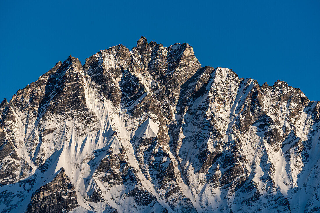 Schroffes, schneebedecktes Bergmassiv des Langtang Lirung, Lang Tang Valley Trek, Himalaya, Nepal, Asien