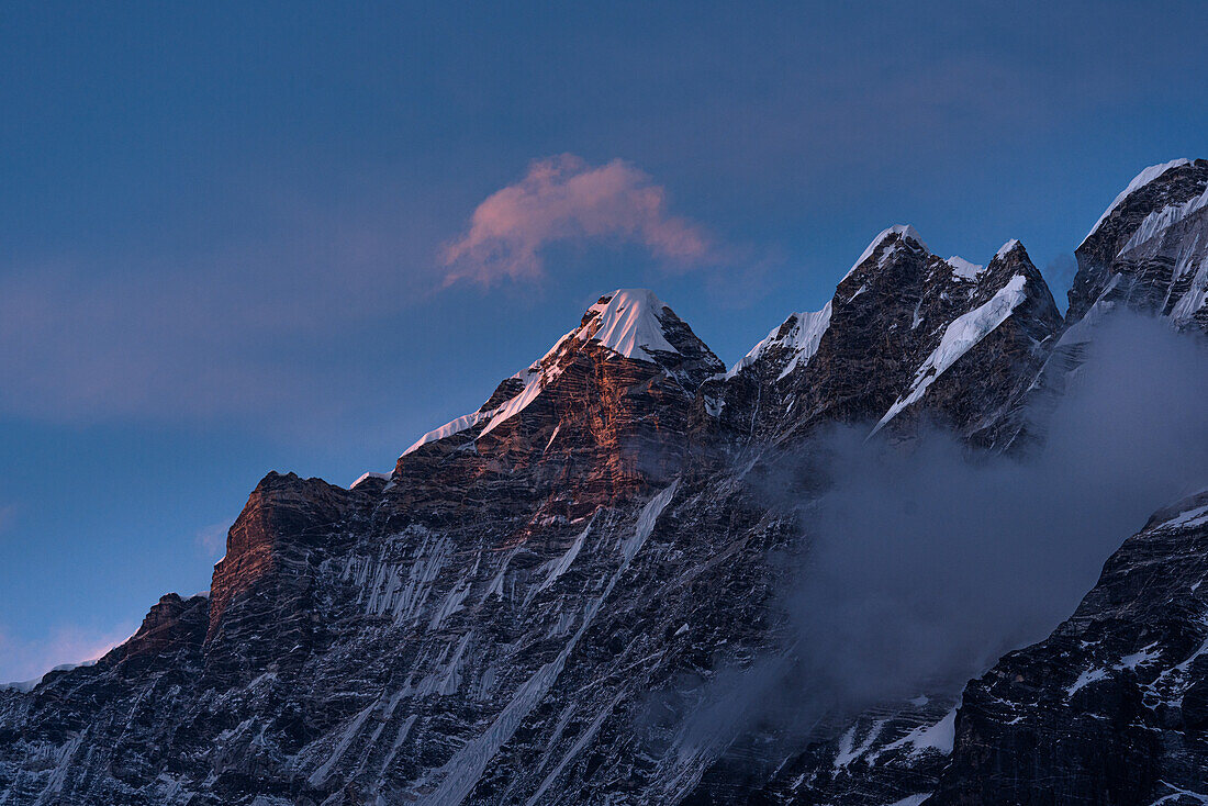 Schroffer, verschneiter Gipfel des Langtang Lirung in sanftem violettem Licht, Lang Tang Valley Trek, Himalaya, Nepal, Asien