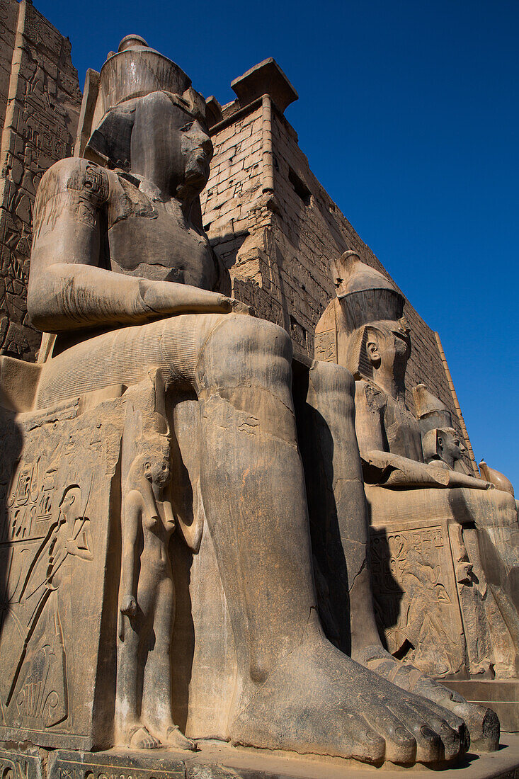 Statuen von Ramses II. mit Nefertari (unten), Luxor-Tempel, UNESCO-Welterbe, Luxor, Ägypten, Nordafrika, Afrika