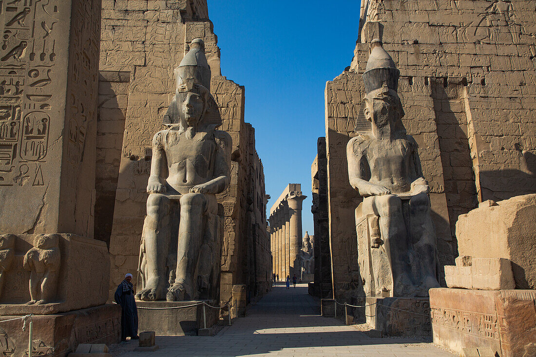 Statuen von Ramses II., Erster Pylon von Ramses II., Luxor-Tempel, UNESCO-Welterbestätte, Luxor, Ägypten, Nordafrika, Afrika