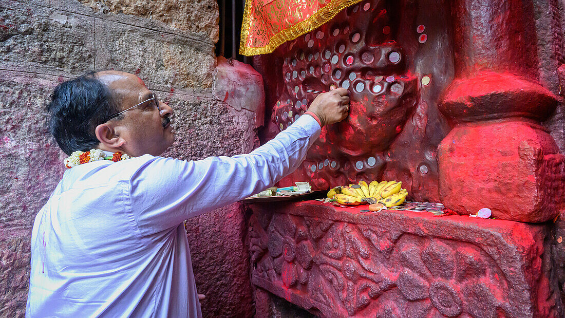 Männlicher Verehrer mit Münzopfer, Kamakhya-Tempel, Guwahati, Assam, Indien, Asien