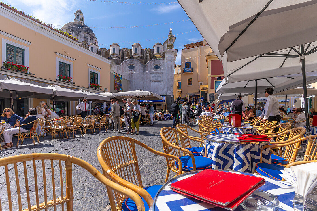 Blick auf die Parrocchia S. Stefano und Cafés auf der Piazza Umberto I (La Piazzetta), Capri-Stadt, Insel Capri, Kampanien, Italien, Mittelmeer, Europa