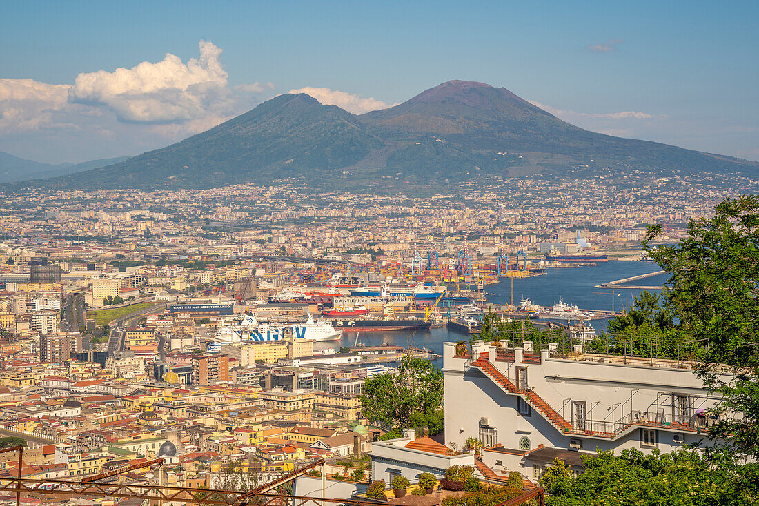 Blick vom Castel Sant'Elmo auf Neapel und den Vesuv im Hintergrund, Neapel, Kampanien, Italien, Europa