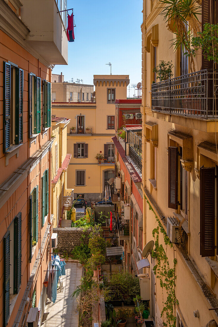 Blick von oben auf eine enge Straße in Neapel, Neapel, Kampanien, Italien, Europa