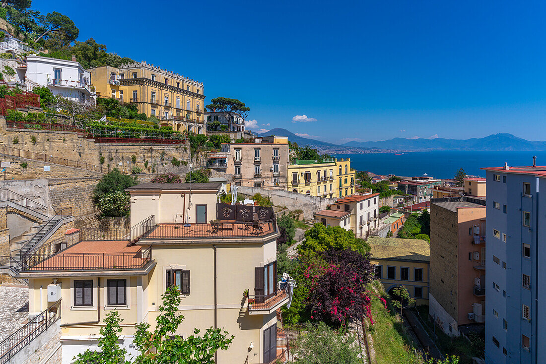 Blick von oben auf Neapel und den Vesuv im Hintergrund, Neapel, Kampanien, Italien, Europa