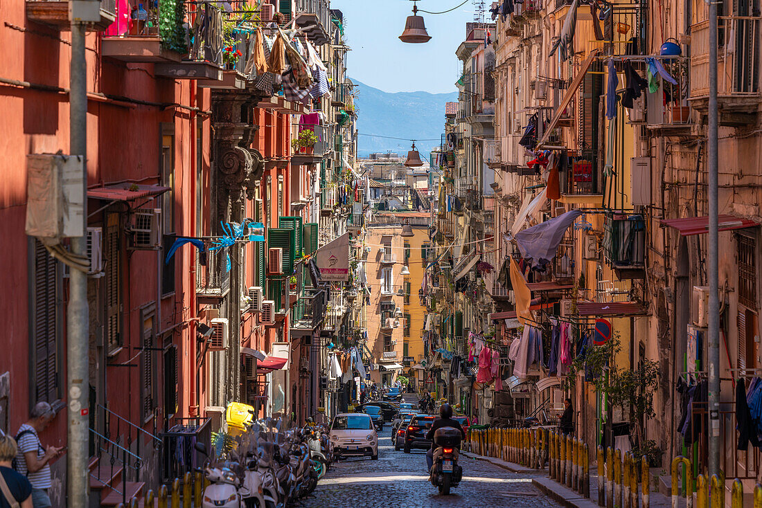 Blick auf Motorradfahrer und Architektur in der Via Francesco Girardi, Neapel, Kampanien, Italien, Europa