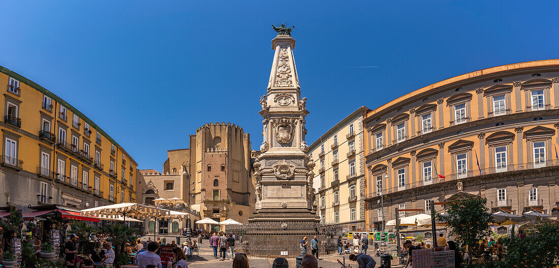 Blick auf den Obelisco di San Domenico und Cafés auf der Piazza San Domenico Maggiore, Historisches Zentrum, UNESCO-Weltkulturerbe, Neapel, Kampanien, Italien, Europa