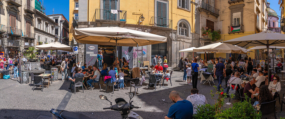 Blick auf Bars und Architektur in der belebten Piazzetta Nilo, Neapel, Kampanien, Italien, Europa