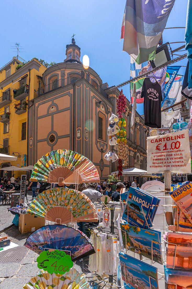 Blick auf die Kirche Sant'Angelo a Nilo, Geschäft und Architektur auf der belebten Piazzetta Nilo, Neapel, Kampanien, Italien, Europa