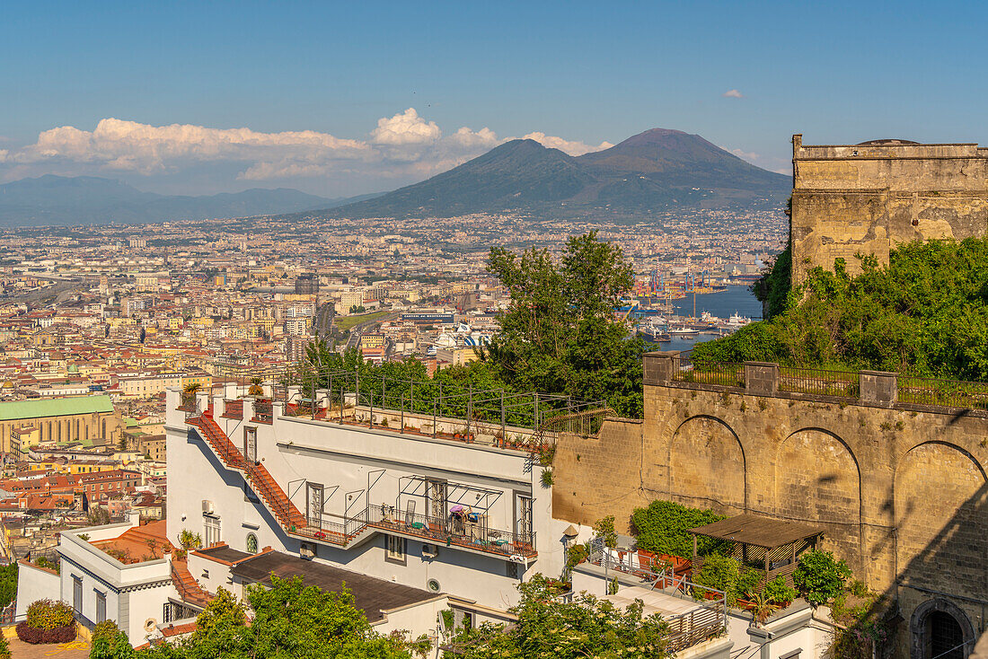 Blick vom Castel Sant'Elmo auf Neapel und den Vesuv im Hintergrund, Neapel, Kampanien, Italien, Europa