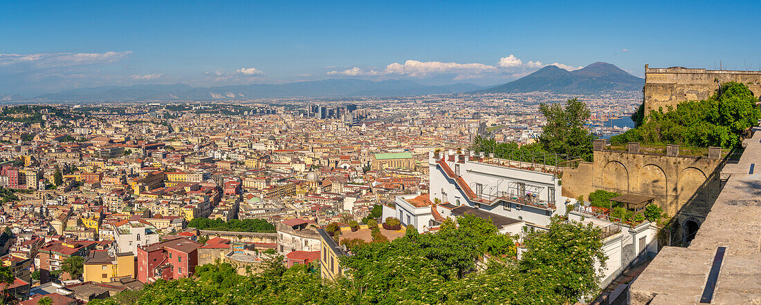 Blick vom Castel Sant'Elmo auf Neapel und den Vesuv im Hintergrund, Neapel, Kampanien, Italien, Europa