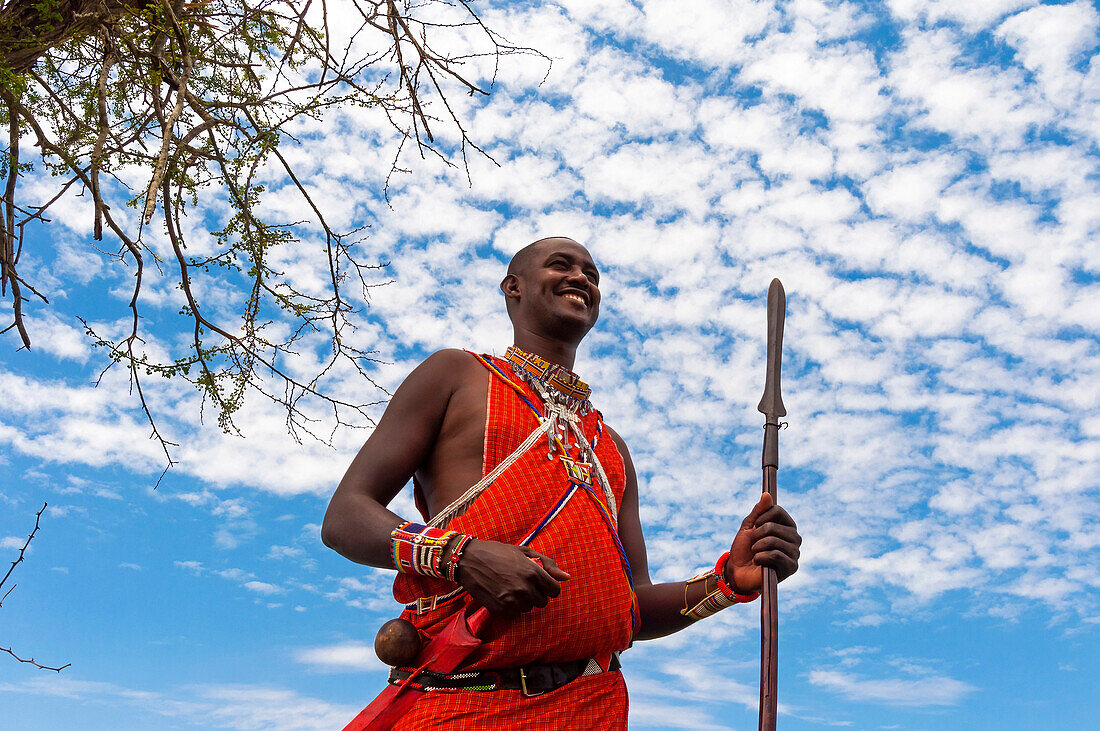 Maasai mit Speer im Busch, Lualenyi-Ranch, Mwatate, Kenia, Ostafrika, Afrika