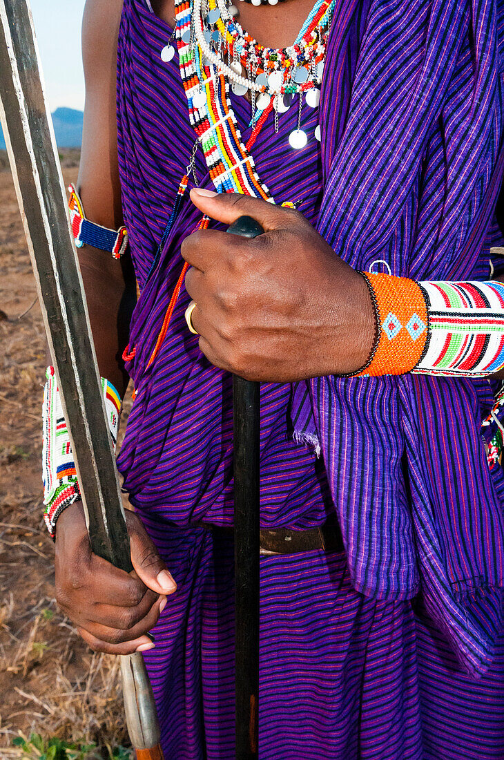 Massai im Busch, Hände mit Speer und Rungu, Mwatate, Lualenyi Ranch, Kenia, Ostafrika, Afrika