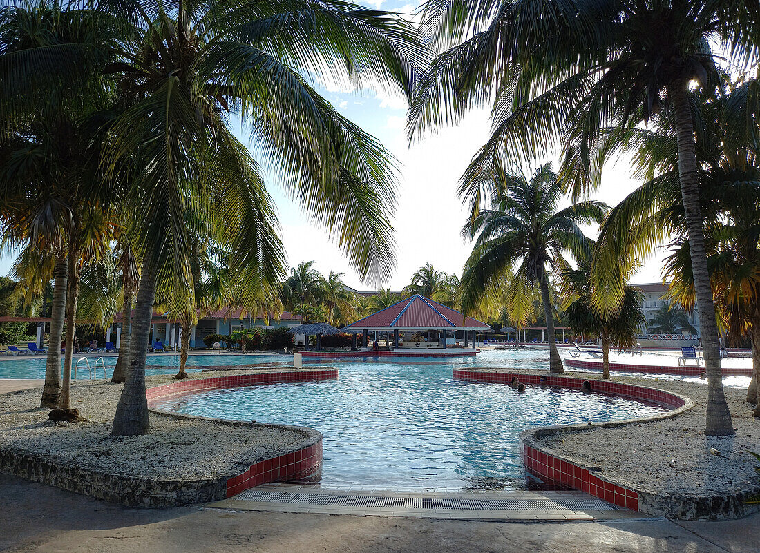 Schwimmbad und Palmen, Cayo Santa Maria, Kuba, Westindien, Karibik, Mittelamerika