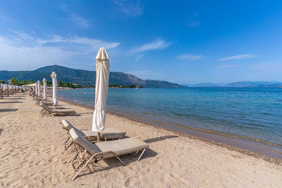 Blick auf den Strand von Dassia und das Ionische Meer, Dassia, Korfu, Ionisches Meer, Griechische Inseln, Griechenland, Europa