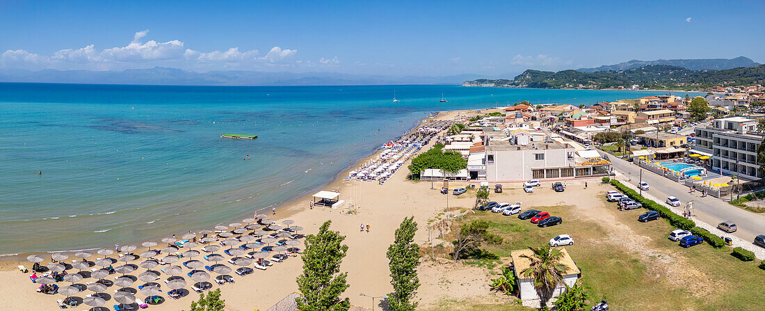 Luftaufnahme der Stadt und des Strandes Paralia Sidari, Sidari, Ionische Inseln, Griechische Inseln, Griechenland, Europa