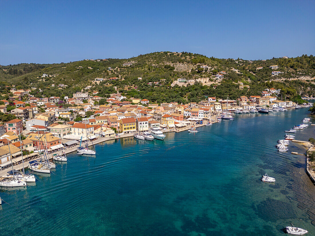 Luftaufnahme von Gaios, dem Haupthafen auf der Insel Paxos, Paxos, Ionische Inseln, Griechische Inseln, Griechenland, Europa