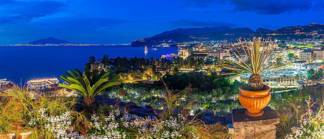 Blick auf den Vesuv und Sorrento in der Abenddämmerung, Sorrento, Kampanien, Italien, Mittelmeerraum, Europa