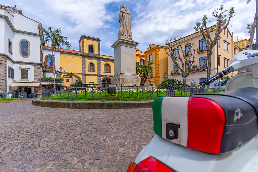 Blick auf italienisches Motorrad auf der Piazza Sant'Antonino, Sorrent, Kampanien, Italien, Mittelmeer, Europa