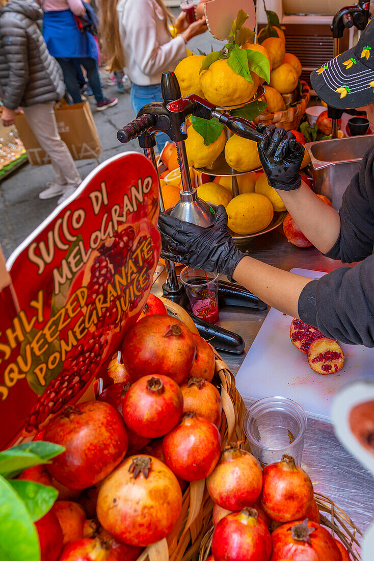 Blick auf frische Fruchtgetränke aus Granatapfel und Zitrone, hergestellt in einer engen Straße, Sorrento, Kampanien, Italien, Mittelmeer, Europa