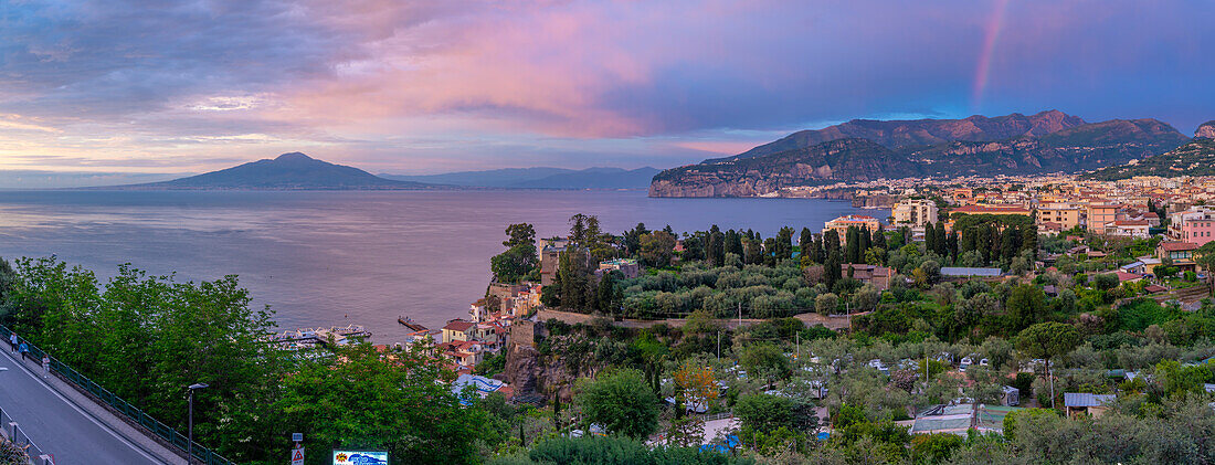 Panoramablick auf Sorrent, den Vesuv und die Bucht von Neapel bei Sonnenuntergang, Sorrent, Kampanien, Italien, Mittelmeer, Europa