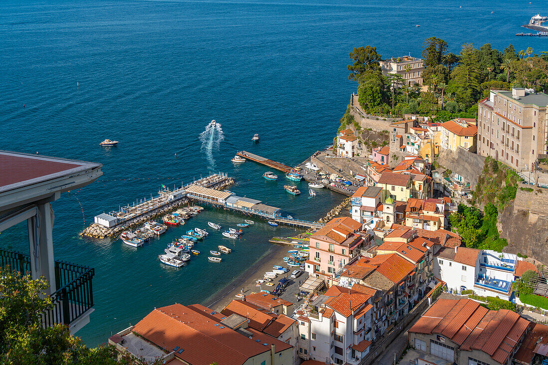 Blick auf den Hafen von Sorrento und die Bucht von Neapel, Sorrento, Kampanien, Italien, Mittelmeer, Europa