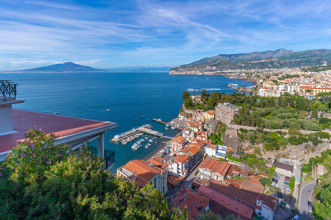 Panoramablick auf Sorrent und den Vesuv sowie die Bucht von Neapel, Sorrent, Kampanien, Italien, Mittelmeer, Europa